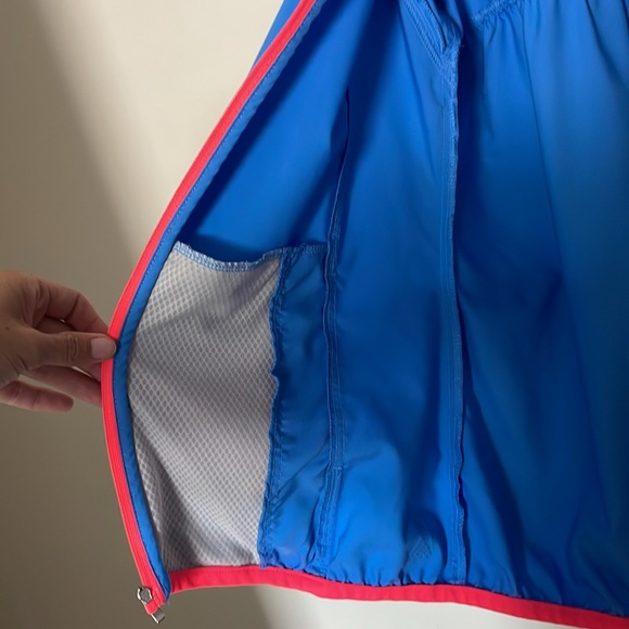 Adidas Medium windbreaker jacket EUC worn once. Thin breathable silky material - Picture 8 of 11